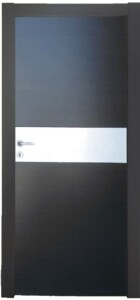 ΚΠ411 Σχέδιο με καπλαμά σε σκούρα wenge απόχρωση και ανοξείδωτη λαμαρίνα περίπου 30 – 35 cm στο κέντρο της πόρτας.
